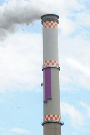 Das erste Segment des Schornsteins am Heizkraftwerk Nord wird seit Donnerstag bemalt.