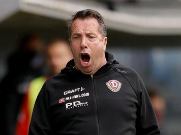  
          Dresdens Trainer Markus Kauczinski reagiert an der Seitenlinie.