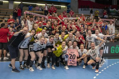 Das Trikot in der ersten Reihe zeigt es: Die BSV-Spielerinnen waren bei der Siegesfeier in Göppingen in Gedanken bei ihrer Mitspielerin Petra Nagy, die sich zu der Zeit einem Medizin-Check im Krankenhaus unterziehen musste.