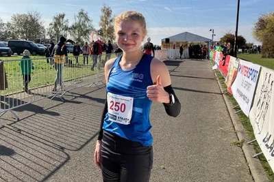 Nach Platz 2 im Halbmarathon strahlte Luisa Bayer am Sonntag im Ziel des Glauchauer Herbstlaufes mit der Sonne um die Wette.