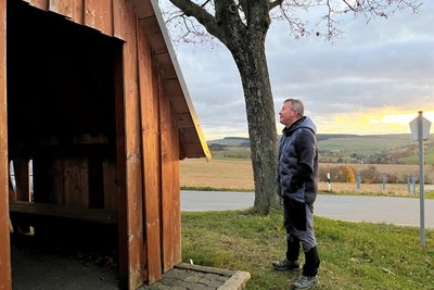 Bürgermeister Thomas Schurig ist sich sicher, dass die Zerstörung mit Hilfe eines Fahrzeugs angerichtet wurde. Er lobt 1000 Euro für Hinweise auf die Täter aus.