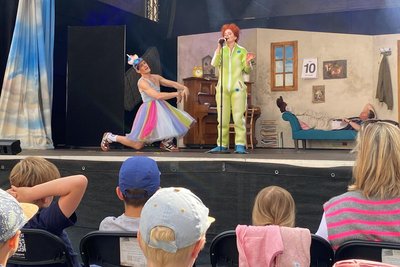 Im Freiberger Schlosshof: Cornelia Wöß als Sams, Fabian Vogt (l.) und Boris Schwiebert.