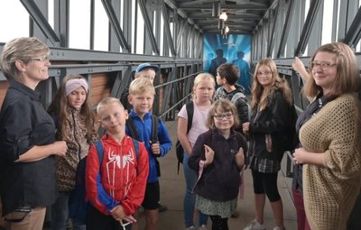 Marion Dittmann (links) und Jenny Johne umringt von Kindern, die am Ferienprogramm teilnehmen. Die Arbeit mit jungen Besuchern ist eine wichtige Aufgabe der beiden Frauen - aber bei weitem nicht die einzige. 
