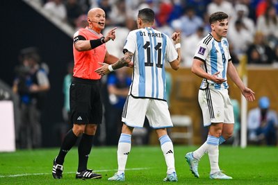 Nicht mehr mit voller Haarpracht, dafür energisch und klar in seinen Ansagen und Gesten: Szymon Marciniak, der das Weltmeisterschaftsfinale Frankreich gegen Argentinien leiten durfte und in dieser Szene Angel Di Maria seine Meinung erläutert.  