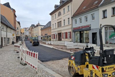 Die August-Bebel-Straße in Werdau wird derzeit auf einem Teilstück asphaltiert.