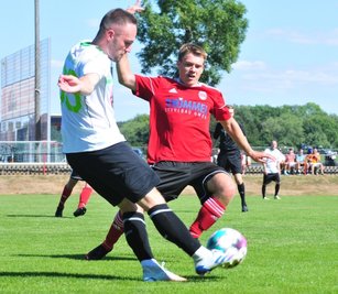 Hans Schmieder (r.) war im Sachsenpokalduell der Langenauer gegen den Radebeuler BC ein ständiger Unruheherd in der Gästeabwehr. Ein Treffer gelang der Fortuna gegen den klaren Favoriten aber nicht. 