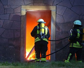 In einem Wohnhaus an der Immanuel-Kant-Straße brach am Freitagmorgen ein Feuer aus.