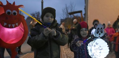 Auf großes Interesse stieß am Sonntagabend der Martinsumzug in Erlbach. Er führte von der Kirche zum Biergarten des Gasthofes "Freie Wahl" (ehemals Tauscher). Fotos: Eckhard Sommer