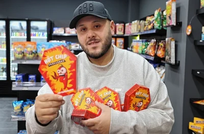 Tomy Weber in seinem Kiosk in Zwickau mit der heißen Ware. 