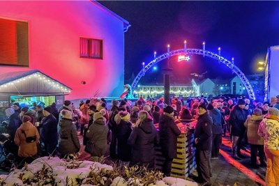 Zu einem kleinen Weihnachtsmarkt ans Gerätehaus im Olbernhauer Stadtzentrum hatten Samstagnachmittag die Frauen und Männer der freiwilligen Feuerwehr eingeladen.
