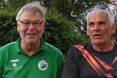 Freut sich sichtlich auf die neue Spielzeit: Merkur-Präsident Jürgen Geigenmüller (links), hier mit Merkur-Oldie Lutz Radloff.