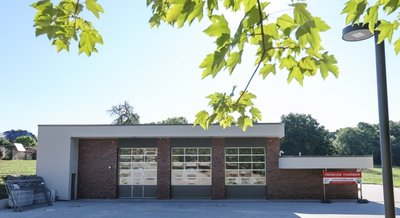 Das neue Feuerwehrgerätehaus in Lichtenwalde ist endlich fertig. Hinter der Klinkerfassade stehen die Einsatzfahrzeuge bereit. 