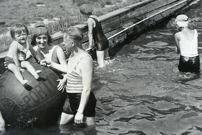 Szene aus dem Erfenschlager Bad in den 1930-er Jahren.