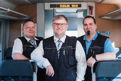 Lokführer Sven Schimmel (Bildmitte) hat selbst im Prüfungsstress einen kühlen Kopf bewahrt, hier auf dem Foto mit seinen beiden Prüfern Steffen Richter (links) und Manuel Drechsel (rechts).