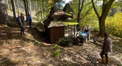 Das Dach der Antonienhütte ist teils bereits verfallen. Beim Arbeitseinsatz wurde hier angepackt. 