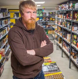 Pyrotechniker und Händler Stephan Boden vor vollen Regalen. 