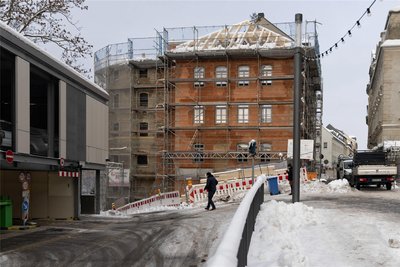 Der Rohbau der neuen Herberge steht, die Hülle des historischen Wehrturmes am Buchholzer Tor ist integriert.