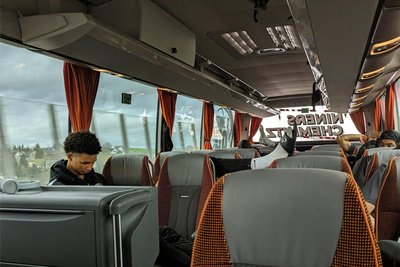 Füße hoch! Die Busreisen waren für die Basketballer nicht allzu bequem, sie lagen kreuz und quer.