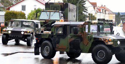 Konsequenzen haben die Coronafälle auch für die Großübung Defender 2020. Fahrzeuge der US-Streitkräfte stoppen auf dem Weg in Richtung Osten in der Wettiner-Kaserne der Bundeswehr in Frankenberg. Hier wurden zwei Infizierte festgestellt, die nun in häuslicher Quarantäne sind.