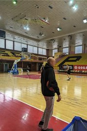 „Es ist, wie es ist“: Niners-Trainer Rodrigo Pastore beim Training in der Halle in Peja (Kosovo).