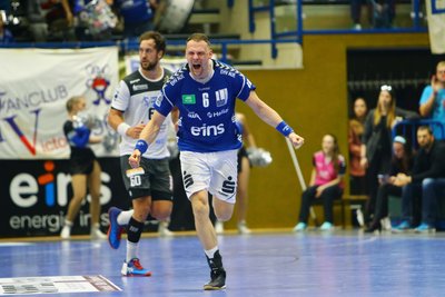 Kevin Roch (Aue) in Jubelpose, dahinter Marc Pechstein (Dresden).