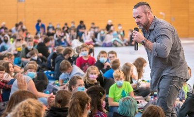 Nicht nur vor Schulklassen, sondern auch vor Politikern und in Gefängnissen erklärt Carsten Stahl, wie gefährlich Mobbing ist.