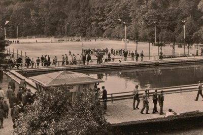 Das Auer Stadionbad – es wurde 1950 gebaut und war bis 1986 in Betrieb. Heute befinden sich dort der Fan-Shop und ein Parkplatz.