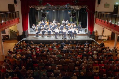 90 Minuten begeisterte das Polizeiorchester in der fast vollen Stadthalle mit einem Mix aus Musik und nützlichen Tipps zum Schutz vor Betrügern.
