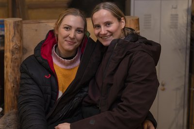 Im Historischen Dorf in Zwickau fand vor kurzem die Weihnachtsfeier der BSV-Handballerinnen – im Bild Laura Szabo (links) aus Ungarn und die Niederländerin Rome Steverink – statt.