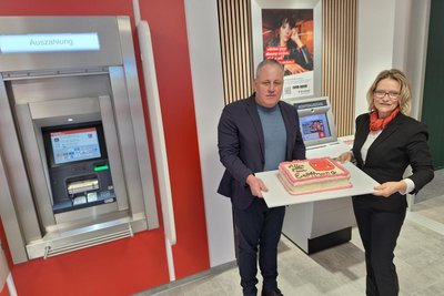 Mario Schmieder und Filialleiterin Manuela Tischendorf in der neuen Sparkassenfiliale Neuhausen.