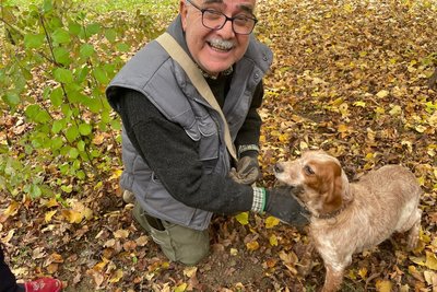 Trüffeljäger Tino Marolo mit seinem Hund Kikka. Die zehnjährige Hundedame riecht die Pilze auch, wenn sie sich tief in der Erde verstecken.