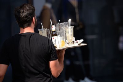 Kellner im Restaurant: Die Preise für Dienstleistungen ziehen an.