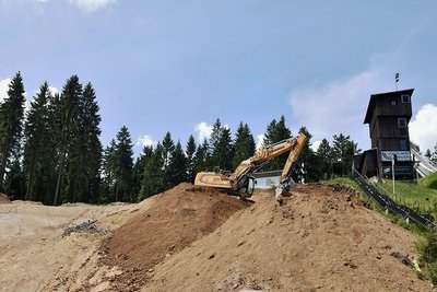 Ein Bagger der VSTR AG Rodewisch bereitet das Fundament für den neuen Trainerturm vor.