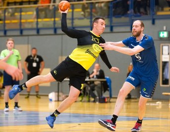 Konrad Grünwald (hier beim Wurf, gestört vom Riesaer Torsten Manig) war gemeinsam mit Felix Bechler der erfolgreichste Torschütze beim TSV Oelsnitz. Beide trafen jeweils achtmal. 