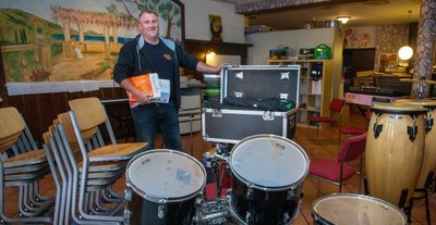 Peter Merker, Vereinschef der Oederaner Blasmusikanten, mit Instrumenten des Ensembles. Ein Probenraum wird händeringend gesucht.