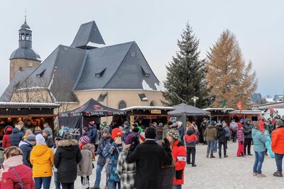 Besucher des Weihnachtsmarktes in Geyer, der erstmals am Lotterhof stattfand, können ohne Gedränge ihren Glühwein genießen.