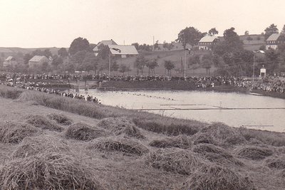 Dieses Foto entstand Im Juni 1934 bei der Einweihung des Schwimmbads der Gemeinde Heidelberg, die seit 1939 zu Seiffen gehört.