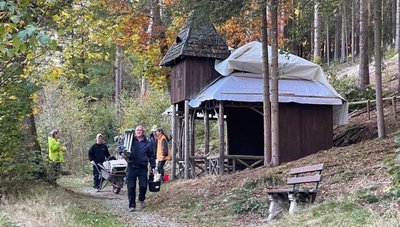 ... und ist jetzt durch die Notsicherung provisorisch mit Planen abgedeckt.