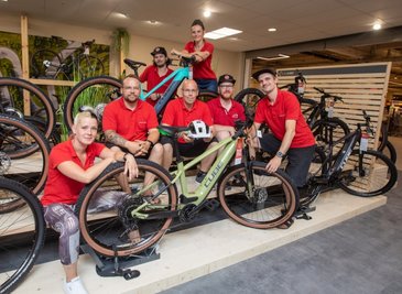 Der Cube-Store im Weischlitzer Globus-Markt hat seinen Start vollzogen. Samantha Weidlich, Daniel Schäfer, Kevin Thoms, Filialleiter Andre Stephan, Stephanie Färber, Toni Grell und Marcus Roth (von links) gehören zum Team. 