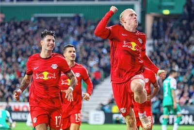 Torschütze Xaver Schlager (rechts) und Dominik Szoboszlai feiern den Leipziger Siegtreffer zum 2:1 in Bremen. 