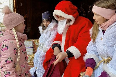 Weihnachtsmannsprechstunde in Lugau: Alina singt "Oh Tannenbaum" für den Weihnachtsmann und die Engel Lara-Eloise (r.) und Samija .