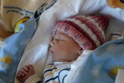Die kleine Eva erblickte als erstes Baby 2022 das Licht der Welt im Freiberger Krankenhaus. 