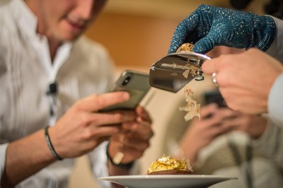 Frischer Trüffel passt zu vielem, auch zu Spaghetti oder Ei. In Restaurants werden die dünnen Scheiben nach Gramm abgerechnet.