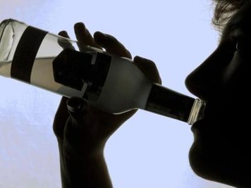  Arbeitnehmer mit Alkoholproblemen haben häufig psychische Erkrankungen, Verletzungen und Magen-Darm-Beschwerden.