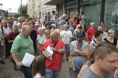 Lars Buchmann (vorn in der Mitte, rotes Hemd) verriet, was sich hinter so manchem Haus an der Bahnhofstraße verbirgt. Manches davon ist überraschend skurril.