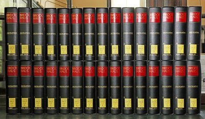 Ein kompletter Brockhaus-Band, fotografiert in der Zwickauer Ratsschulbibliothek. 