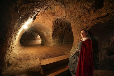 Kerstin Zienert führt Besucher durch das Höhlermuseum in Meerane.