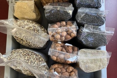 Verschiedene Saaten und Nüsse werden im Hofladen der Luftmühle verkauft.