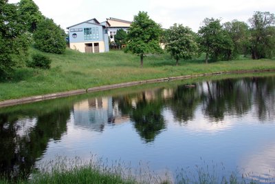 Das geschlossene Seiffener Schwimmbad im Juni 2010. Heute befindet sich hier ein Regenüberlaufbecken.