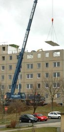 Platte für Platte werden zwei Stockwerke abgetragen.